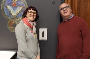 Αγγλία: Απίστευτη ανακάλυψη – Καθηγητής βρίσκει πέτρα με αρχαία γραφή στον κήπο του σπιτιού του