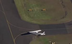 Σίδνεϊ: Αεροπλάνο περνά ξυστά από τα σπίτια και προσγειώνεται με την κοιλιά (τρομακτικό βίντεο)