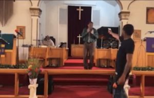 ΗΠΑ: Η στιγμή που ένοπλος εισβάλλει σε εκκλησία στην Πενσιλβάνια