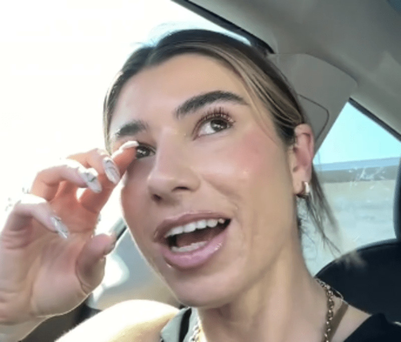 «Έχω κολλήσει στο αυτοκίνητό μου» – Οδηγός παγιδεύτηκε μέσα σε ένα Tesla