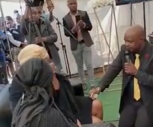 Της έκανε πρόταση γάμου… στη κηδεία του πατέρα της – Η απρόσμενη αντίδρασή της