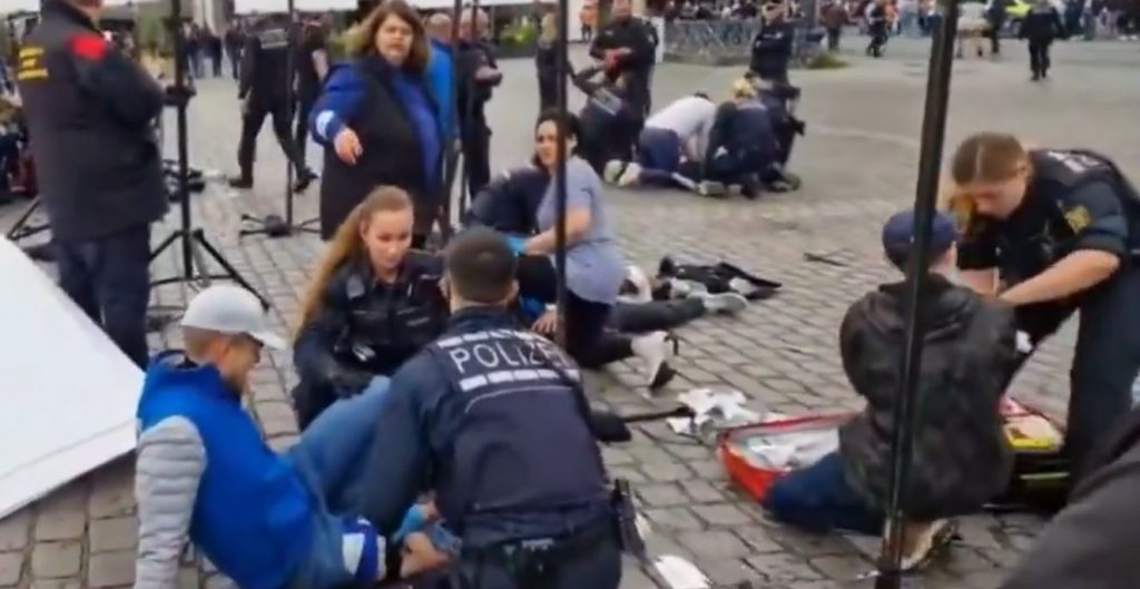 Αιματηρή επίθεση με τουλάχιστον τρεις τραυματίες στη Γερμανία – Μεταδόθηκε σε ζωντανή σύνδεση