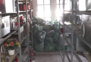 Εικόνες ντροπής με πεταμένα οστά μέσα σε νάιλον σακούλες στο νεκροταφείο Σερρών
