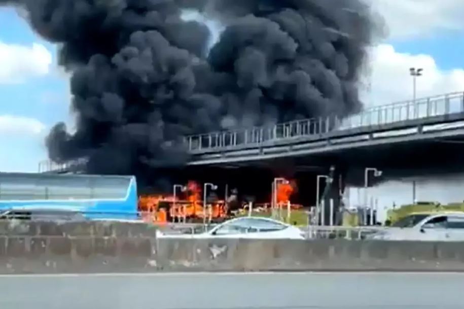 Σκηνές χάους στην Γαλλία: Οπαδοί της Παρί έβαλαν φωτιά σε δύο πούλμαν με οπαδούς της Λιόν (vids)