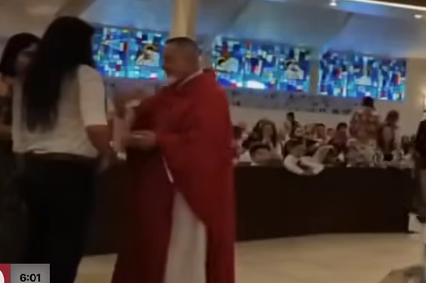 Φλόριντα: Ιερέας δάγκωσε γυναίκα που ήθελε να κοινωνήσει (βίντεο)