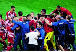 «Θεέ μου τι ζήσαμε»! Ατελείωτο γλέντι στις κερκίδες