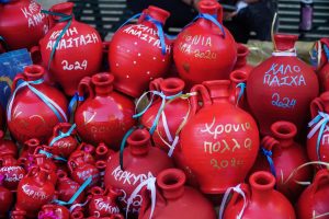 Το έθιμο πήγε… στραβά στην Κέρκυρα: Της έπεσε κατά λάθος ο μπότης στο κεφάλι