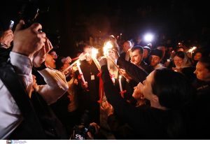 Το Αγιο Φως έφτασε και μεταφέρεται σε όλη τη χώρα