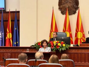 Παιχνίδια από τη νέα πρόεδρο της Βόρειας Μακεδονίας με την ονομασία της χώρας