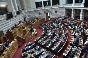 Σε εξέλιξη η μάχη των πολιτικών αρχηγών στη Βουλή για την ακρίβεια – Στο βήμα ο Νίκος Ανδρουλάκης