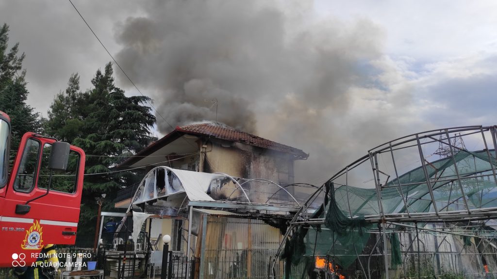 Νάουσα: Γενικό μπλακ άουτ προκάλεσε φωτιά σε μονοκατοικία δίπλα στον κεντρικό υποσταθμό του ΔΕΔΔΗΕ