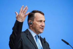 Πολωνός ΥΠ.ΕΞ: Η Ευρώπη χρειάζεται επανεξοπλισμό για να αντιμετωπίσει τη Ρωσία