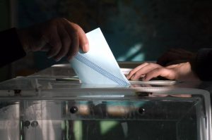 Δημοσκόπηση: Κάτω από τον πήχη Μητσοτάκη η ΝΔ – Άνοδος ΣΥΡΙΖΑ – Στις 15,3 μονάδες η διαφορά