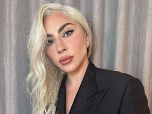 Η εκκεντρική εμφάνιση της Lady Gaga ως… αυτοκίνητο