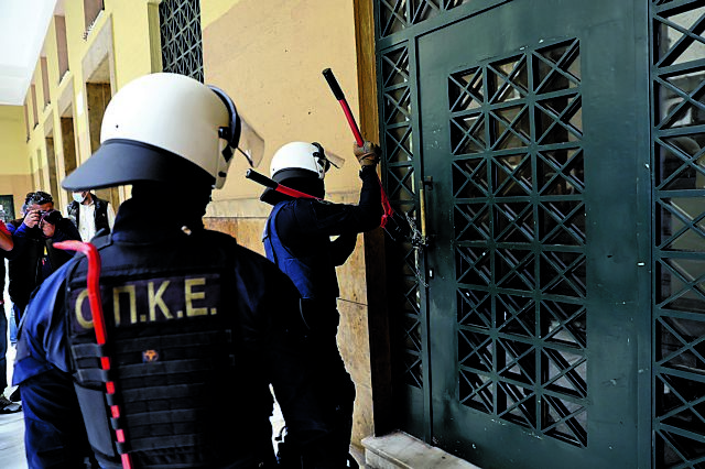 28 συλλήψεις για την κατάληψη της Νομικής