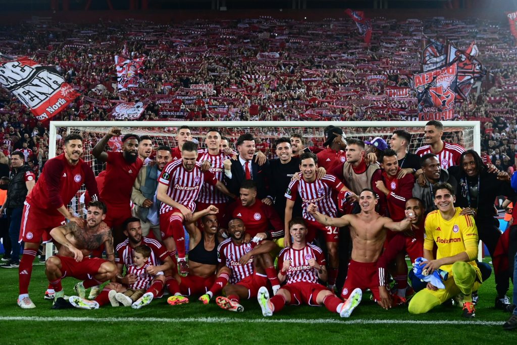 Σε έκσταση όλη η Ελλάδα για το μεγαλείο σου Ολυμπιακέ – Κόκκινη «λαοθάλασσα» στους δρόμους