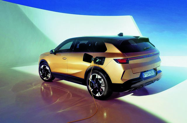 ΜΕ ΑΥΤΟΝΟΜΙΑ 700 ΧΛΜ. ΤΟ ΗΛΕΚΤΡΙΚΟ OPEL GRANDLAND