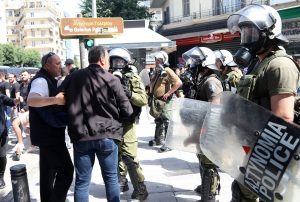 Συνελήφθη άτομο με… σπαθί στο κέντρο της Θεσσαλονίκης πριν το Άρης – ΠΑΟΚ