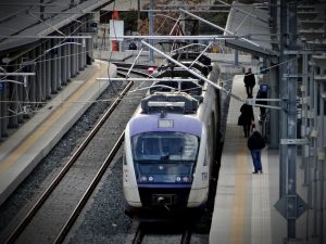 Ακινητοποιήθηκε ο Προαστιακός στον Ασπρόπυργο λόγω πυρκαγιάς κοντά στη γραμμή