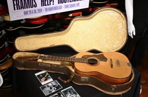 Δημοπρασία: Ποιου μουσικού η κιθάρα πουλήθηκε για 2,9 εκατομμύρια λίρες