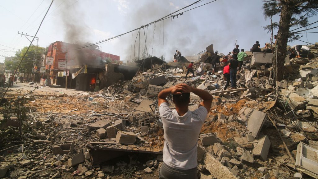 «Δεν μπορείτε να παίζετε έτσι με τις ζωές των ανθρώπων» – Ώρες αγωνίας για την τύχη των ομήρων στη Γάζα