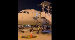 Βίντεο – σοκ: Η στιγμή που άνδρας πέφτει από αεροσκάφος μετά την απομάκρυνση της σκάλας