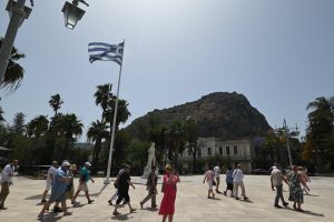 Σταδιακή υποχώρηση της σκόνης, ζέστη αλλά και… βροχές την Τετάρτη – Πού θα σημειωθούν καταιγίδες