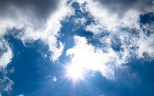 Καιρός: Ηλιοφάνεια με μικρή πτώση της θερμοκρασίας – Πού θα βρέξει