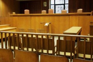 Η δίκη για τον θάνατο ηλικιωμένων από κορονοϊό σε γηροκομείο διεκόπη λόγω… κορονοϊού