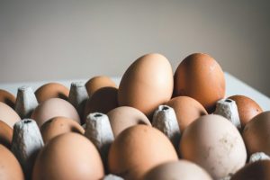 Για όλα φταίει… η κότα – Γιατί τα καφέ αυγά είναι πιο ακριβά από τα άσπρα
