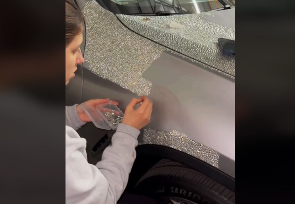 Viral βίντεο στο TikTok: Διακόσμησε το αυτοκίνητό της με… εκατομμύρια κρύσταλλα