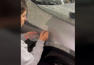 Viral βίντεο στο TikTok: Διακόσμησε το αυτοκίνητό της με… εκατομμύρια κρύσταλλα