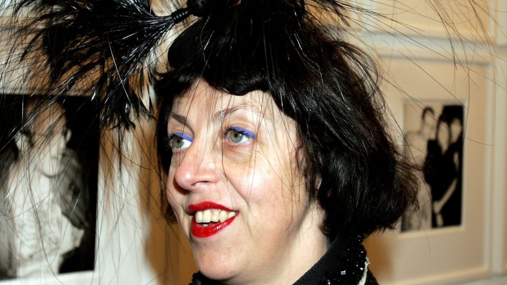 «Aκόμα και την ώρα που πέθαινε, τους έκανε όλους να γελούν»: H τραγική ιστορία της εκκεντρικής Isabella Blow