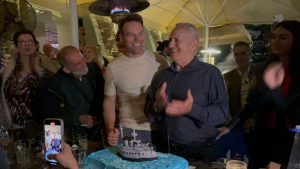 Γενέθλια-έκπληξη στον Αποστολάκη από τον Στέφανο Κασσελάκη – Τούρτα σε σχήμα πολεμικού πλοίου