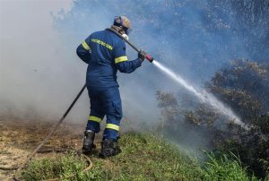 Πυρκαγιά σε δασική έκταση στο Λουτράκι
