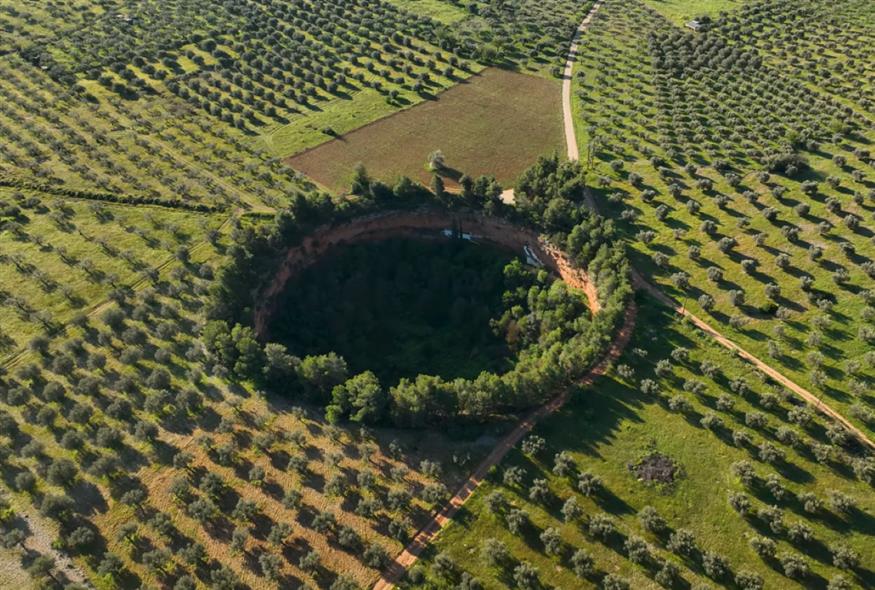 Αυτό είναι το μοναδικό εκκλησάκι εντός κρατήρα σε ολόκληρη την Ελλάδα