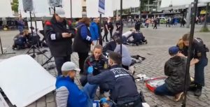 Αιματηρή επίθεση με τουλάχιστον τρεις τραυματίες στη Γερμανία – Μεταδόθηκε σε ζωντανή σύνδεση