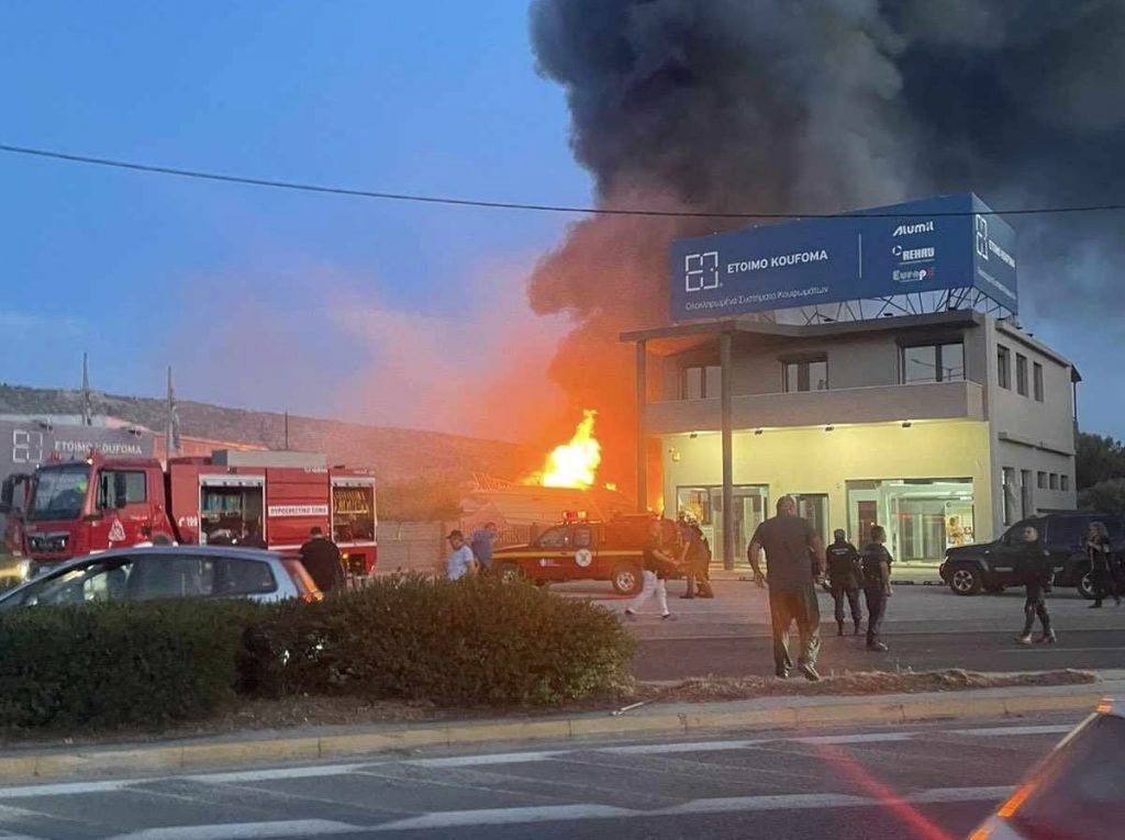 Συναγερμός στην πυροσβεστική: Μεγάλη φωτιά σε μάνδρα σκαφών στη Βάρη – Δείτε βίντεο