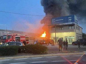 Συναγερμός στην πυροσβεστική: Μεγάλη φωτιά σε μάνδρα σκαφών στη Βάρη – Δείτε βίντεο