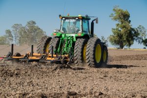 Βόλος: 50χρονος προσπάθησε να σκοτώσει συγχωριανό του πατώντας τον με το τρακτέρ