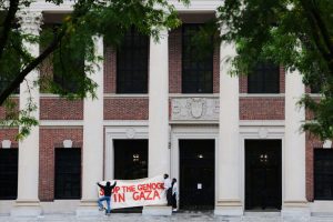 «Τερματίστε την κατάληψη» – Ο πρόεδρος του Χάρβαρντ απειλεί τους φοιτητές με αποβολή