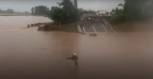 «Πνίγεται» η Βραζιλία – Βίντεο από τη στιγμή που το νερό «καταπίνει» γέφυρα