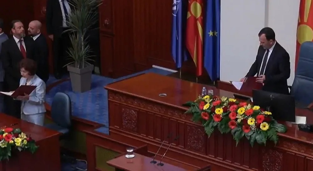 Πρόκληση από τη νέα πρόεδρο της Βόρειας Μακεδονίας: Ορκίστηκε λέγοντας τη χώρα «Μακεδονία»