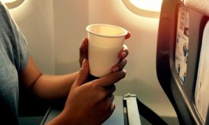 Γιατί ο καφές στο αεροπλάνο είναι άνοστος; Οι 3 παράγοντες που αλλοιώνουν τη γεύση του