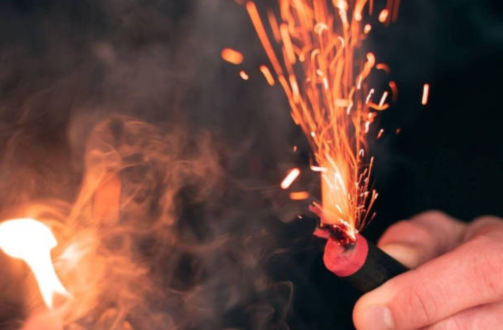 Καλαμάτα: Χειροπέδες σε 58χρονο για ρίψη ναυτικής φωτοβολίδας που τραυμάτισε πατέρα και κόρη