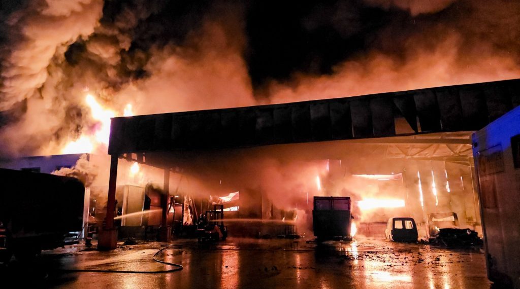 Φουντώνουν τα σενάρια για την πυρκαγιά στο εργοστάσιο στη Λαμία – Λίγες ώρες πριν τον έλεγχο από τον ΕΦΕΤ