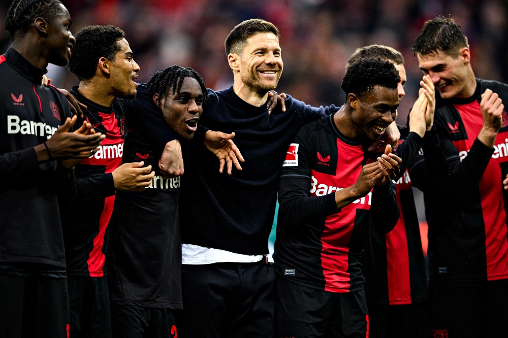 Αήττητη πρωταθλήτρια η Λεβερκούζεν (2-1), αποθέωση για Ρόις στη νίκη της Ντόρτμουντ (4-0)