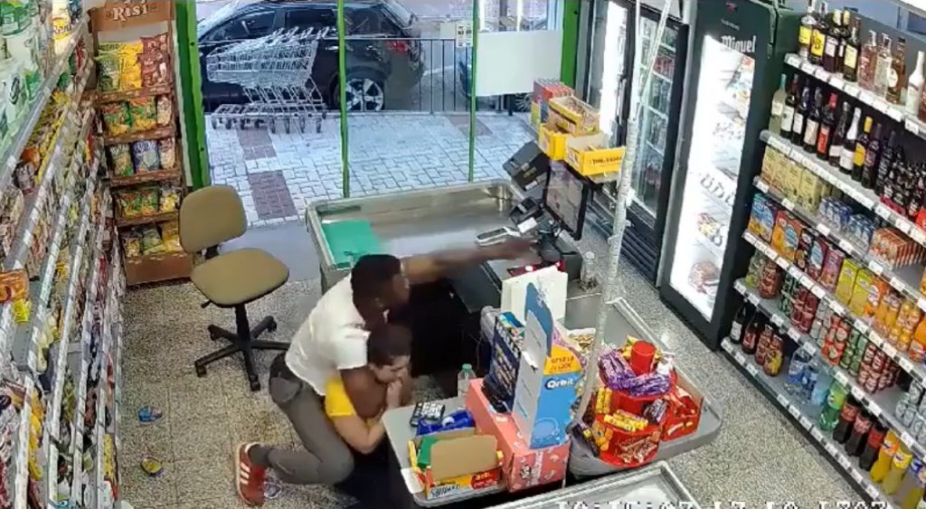 Σοκαριστικό βίντεο: Η στιγμή που ληστής προσπαθεί να πνίξει γυναίκα σε σουπερμάρκετ
