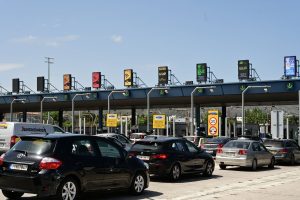 Φεύγουν και… οι τελευταίοι: Κυκλοφοριακό «έμφραγμα» στην Αθηνών – Κορίνθου – Πού υπάρχουν ουρές χιλιομέτρων