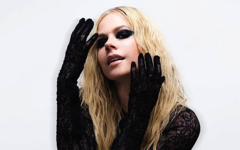 Η Avril Lavigne απαντά στο… αν έχει πεθάνει κι έχει αντικατασταθεί από σωσία της